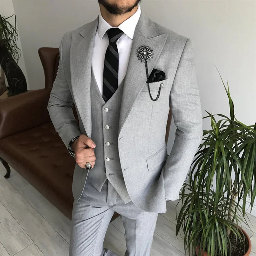 Am man in a ligh grey wedding suit